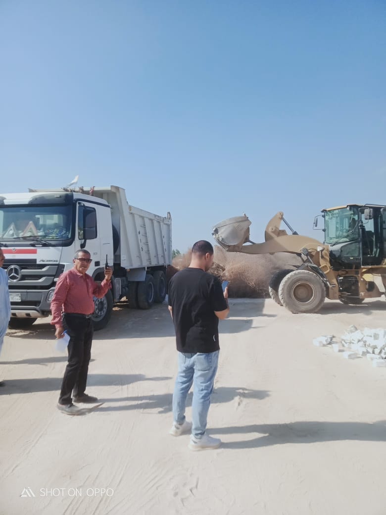 إزالة حالة تعد بالبناء المخالف بقرية كفر محفوظ بالفيوم