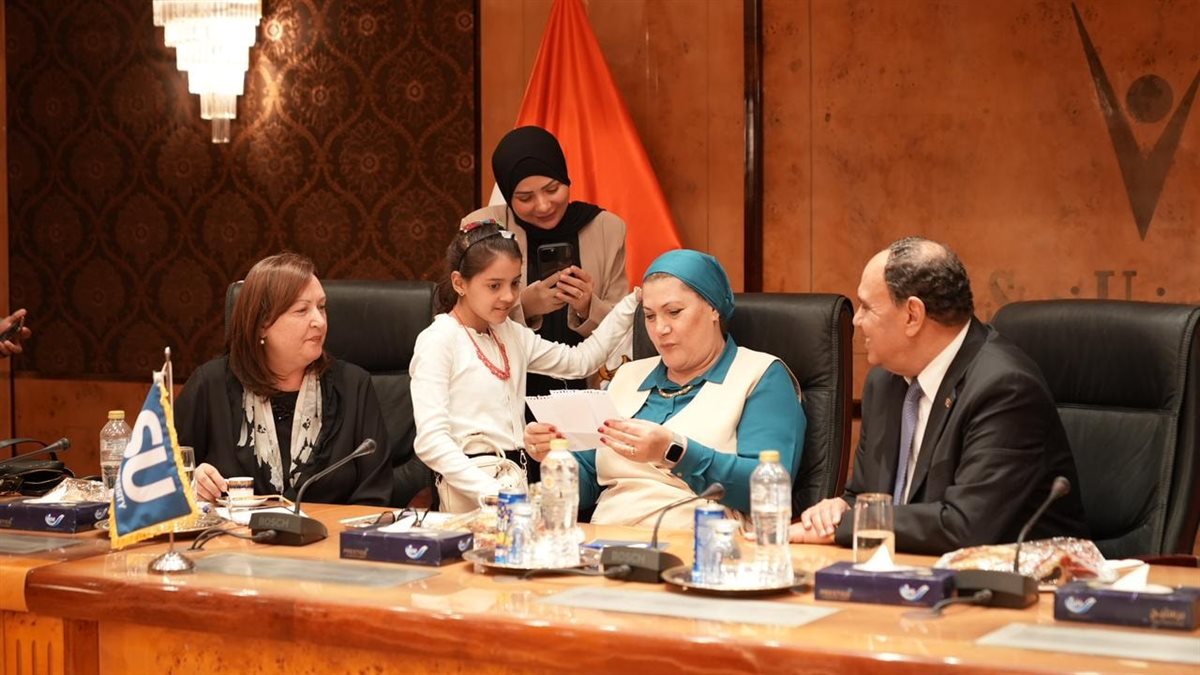 صورة للطفلة ريتاج مع أعضاء المجلس القومي للأمومة