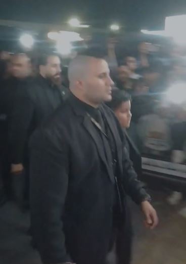 نجل محمد رمضان يشارك في عزاء جده