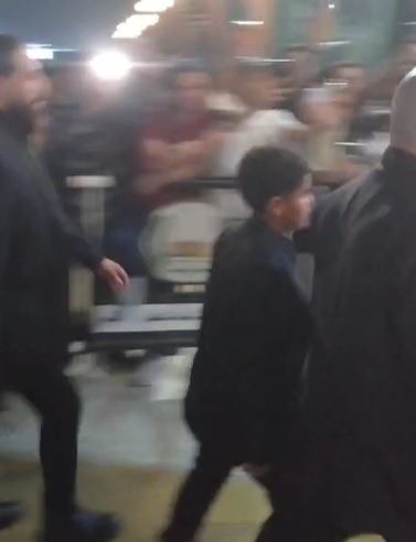 نجل محمد رمضان يشارك في عزاء جده