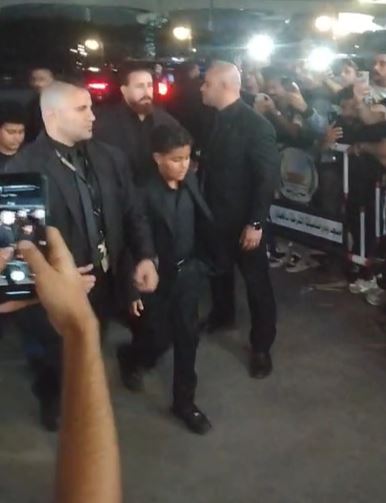 نجل محمد رمضان يشارك في عزاء جده