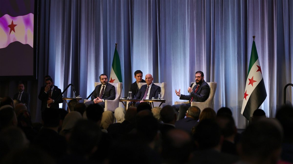 <strong>الشرع يلتقي الجالية السورية في واشنطن قبل لقائه ترامب</strong>