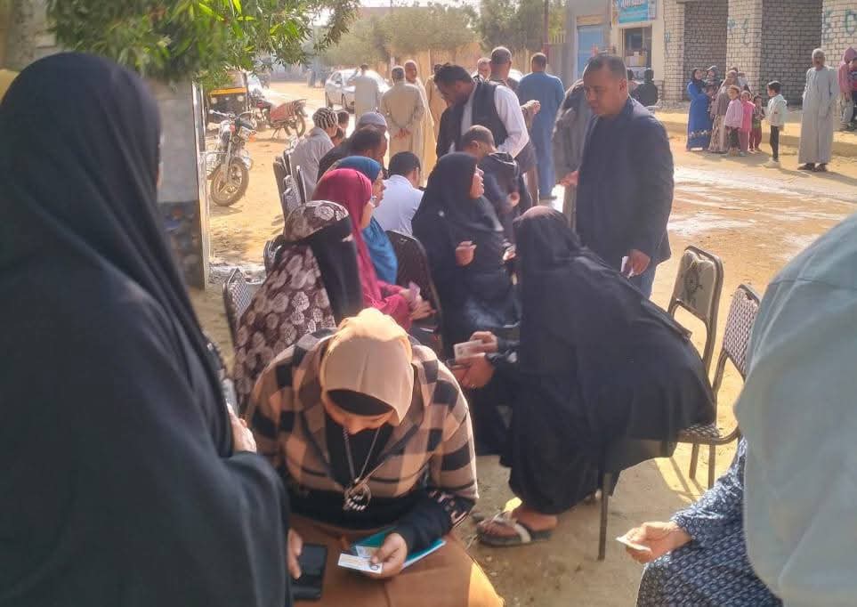 إقبال متزايد للناخبين على لجان الاقتراع وتصدر السيدات والشباب المشهد فى بعض اللجان فى انتخابات النواب ٢٠٢٥ بالفيوم