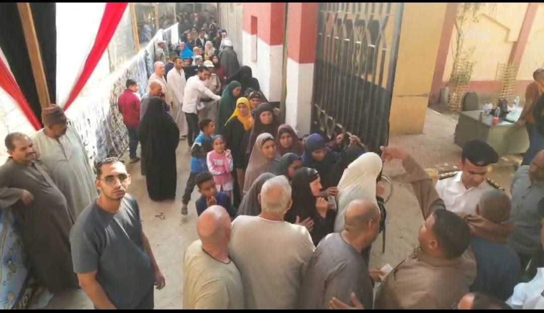 إقبال متزايد للناخبين على لجان الاقتراع وتصدر السيدات والشباب المشهد فى بعض اللجان فى انتخابات النواب ٢٠٢٥ بالفيوم