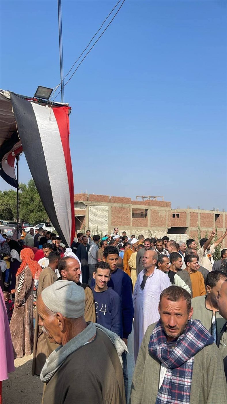 إحتشاد أمام اللجان 