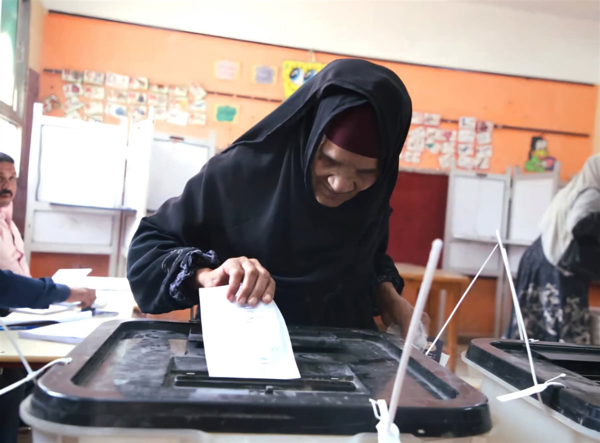 عجوز تدلى بصوتها