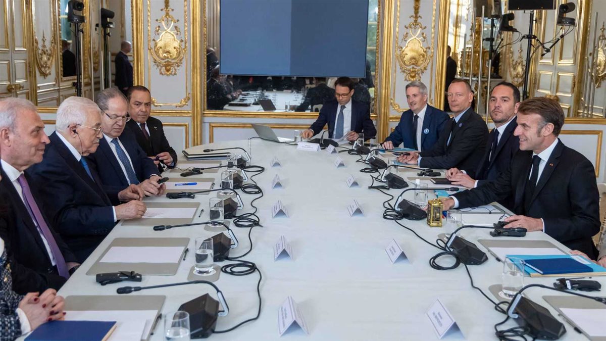 اجتماع ماكرون وأبو مازن