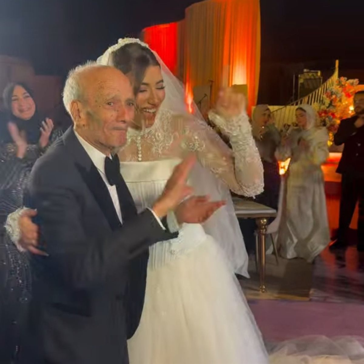 هايدي موسى تهدي أغنية لوالدها وترقص معه في حفل زفافها