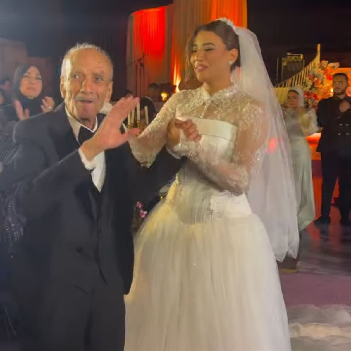 هايدي موسى تهدي أغنية لوالدها وترقص معه في حفل زفافها