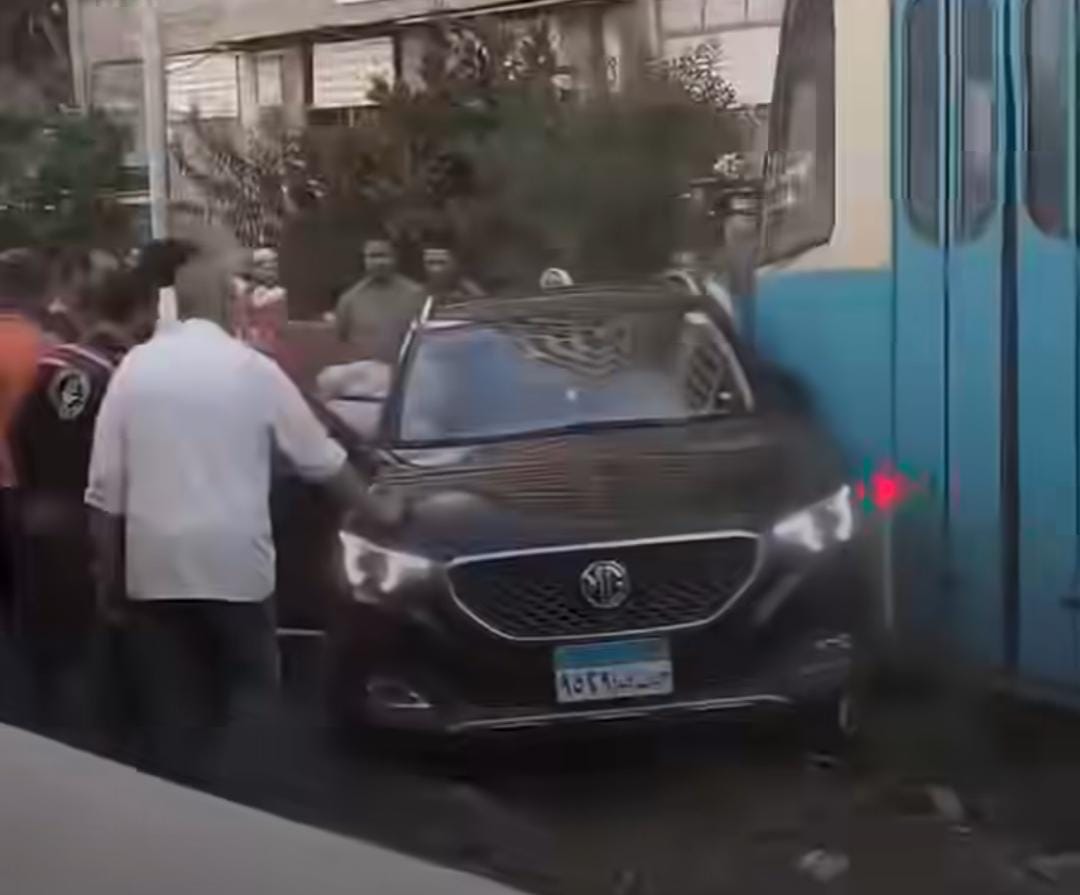تصادم ترام مع سيارة ملاكي