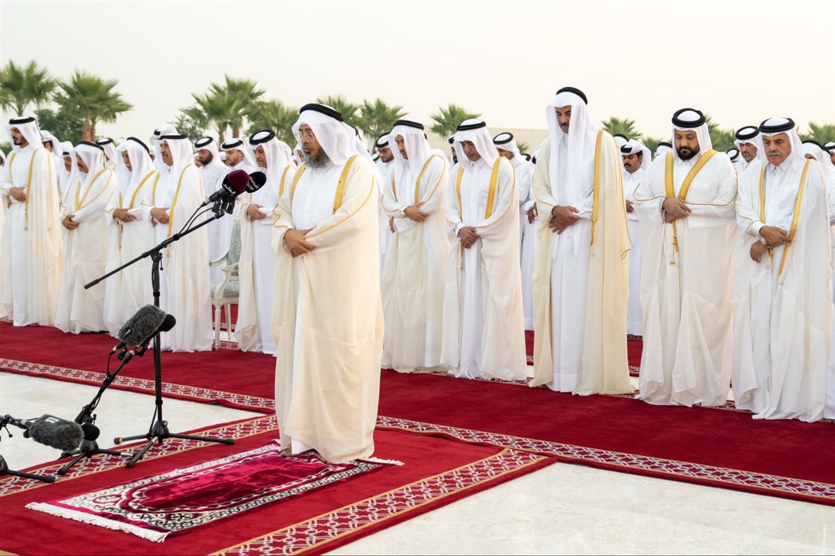 <strong>أمير قطر يؤدي صلاة الاستسقاء</strong>