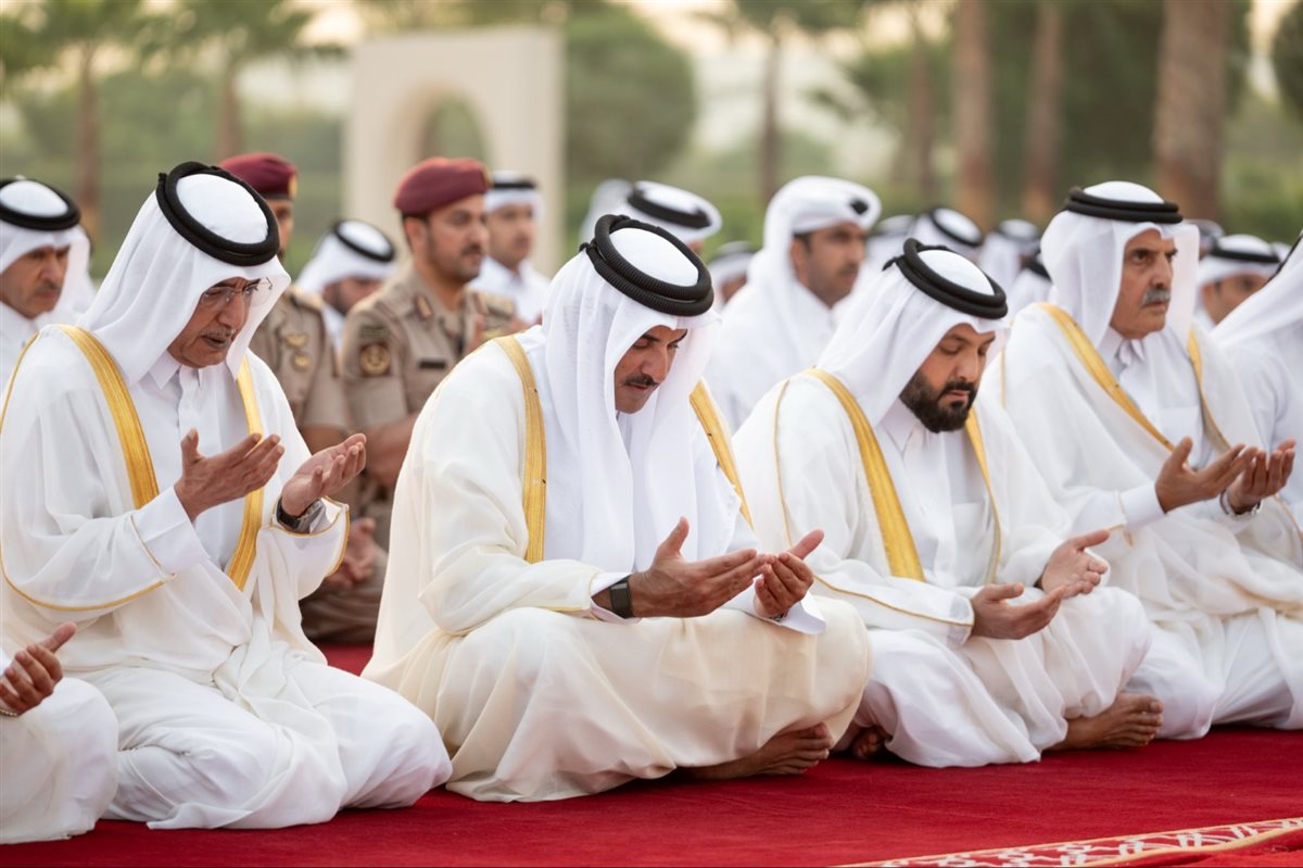 <strong>أمير قطر يؤدي صلاة الاستسقاء</strong>