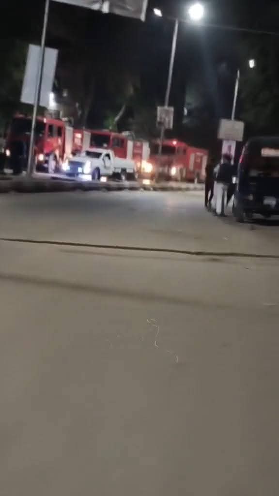 سيارات الإطفاء بمكان الحريق 