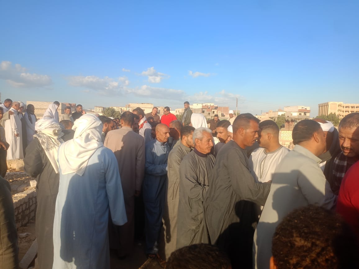 أهالى قرية الغرق بالفيوم يشيعون جثمان الشيخ نادى مؤذن مسجد السيدة زينب