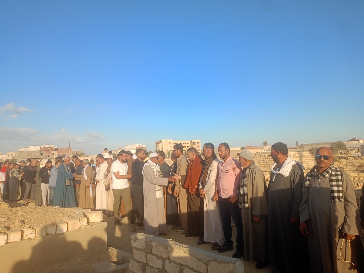 أهالى قرية الغرق بالفيوم يشيعون جثمان الشيخ نادى مؤذن مسجد السيدة زينب