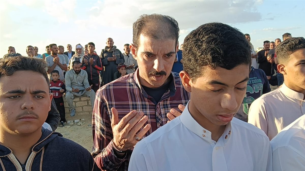 أهالى قرية الغرق بالفيوم يشيعون جثمان الشيخ نادى مؤذن مسجد السيدة زينب