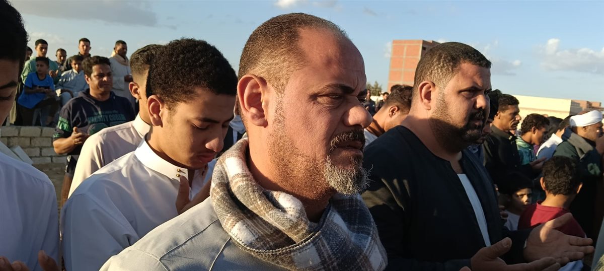 أهالى قرية الغرق بالفيوم يشيعون جثمان الشيخ نادى مؤذن مسجد السيدة زينب