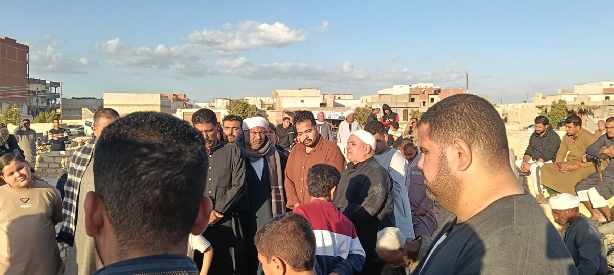 أهالى قرية الغرق بالفيوم يشيعون جثمان الشيخ نادى مؤذن مسجد السيدة زينب