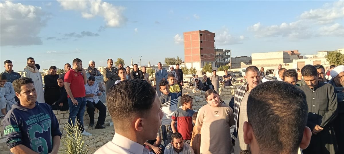 أهالى قرية الغرق بالفيوم يشيعون جثمان الشيخ نادى مؤذن مسجد السيدة زينب