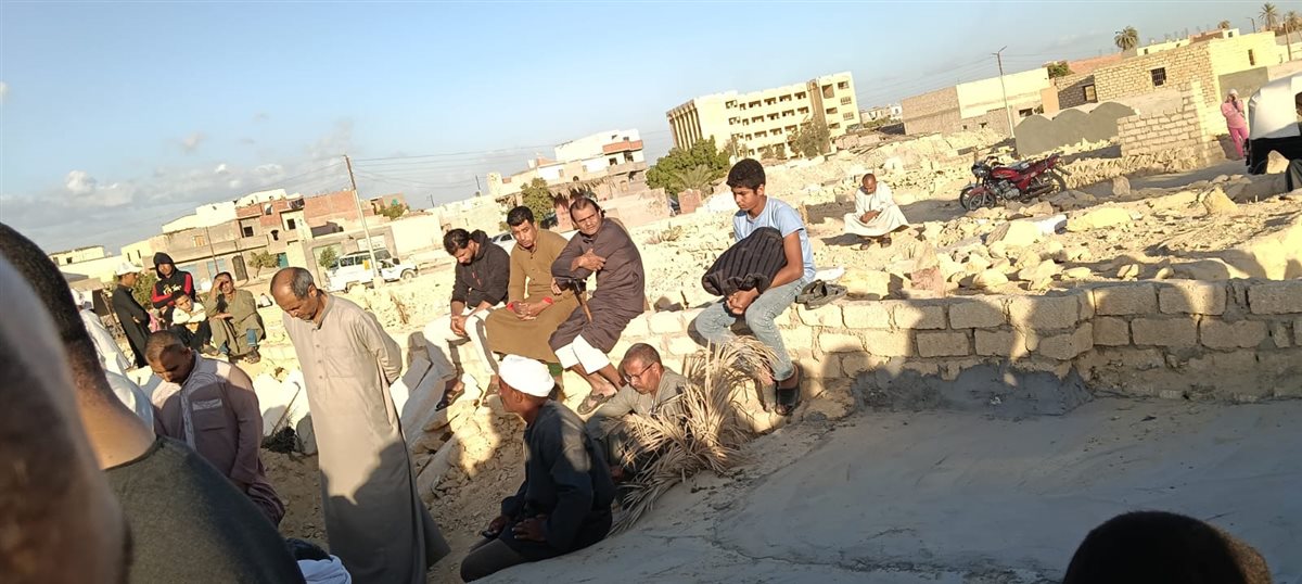 أهالى قرية الغرق بالفيوم يشيعون جثمان الشيخ نادى مؤذن مسجد السيدة زينب