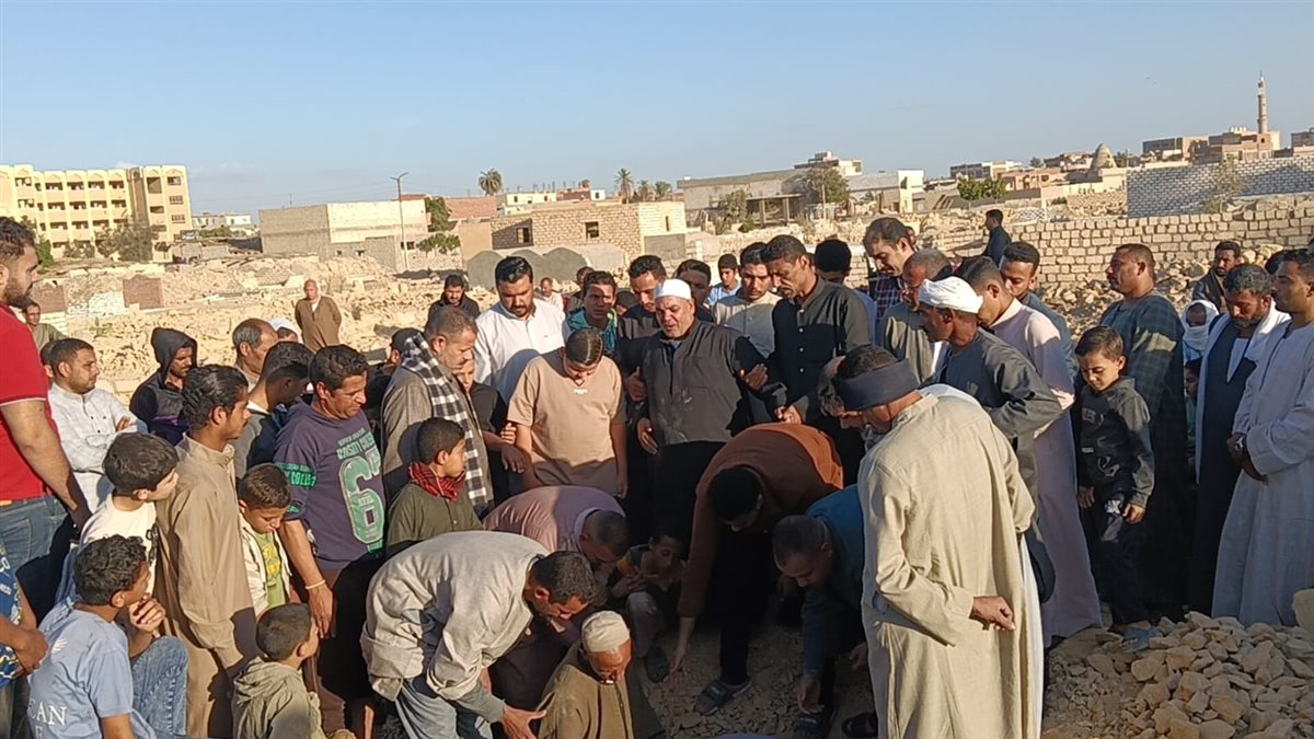 أهالى قرية الغرق بالفيوم يشيعون جثمان الشيخ نادى مؤذن مسجد السيدة زينب