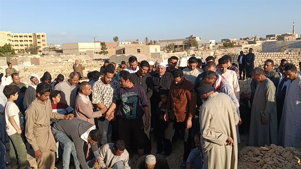 أهالى قرية الغرق بالفيوم يشيعون جثمان الشيخ نادى مؤذن مسجد السيدة زينب