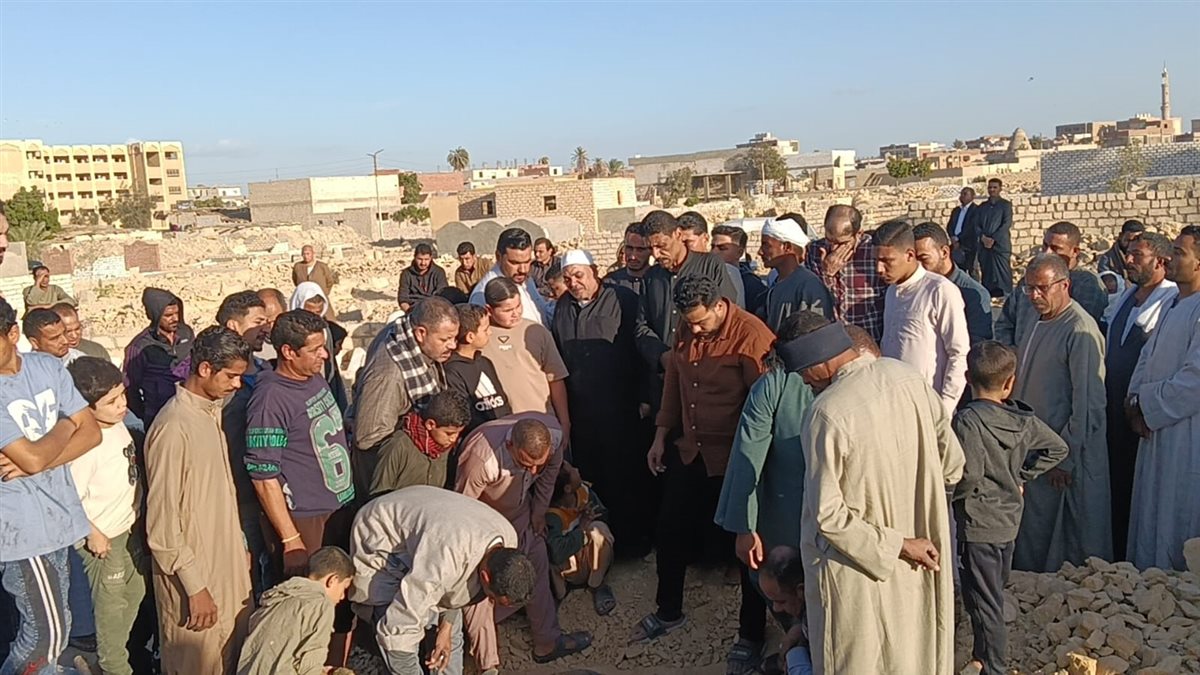 أهالى قرية الغرق بالفيوم يشيعون جثمان الشيخ نادى مؤذن مسجد السيدة زينب