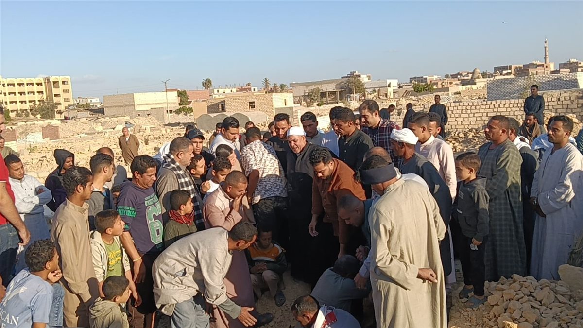 أهالى قرية الغرق بالفيوم يشيعون جثمان الشيخ نادى مؤذن مسجد السيدة زينب