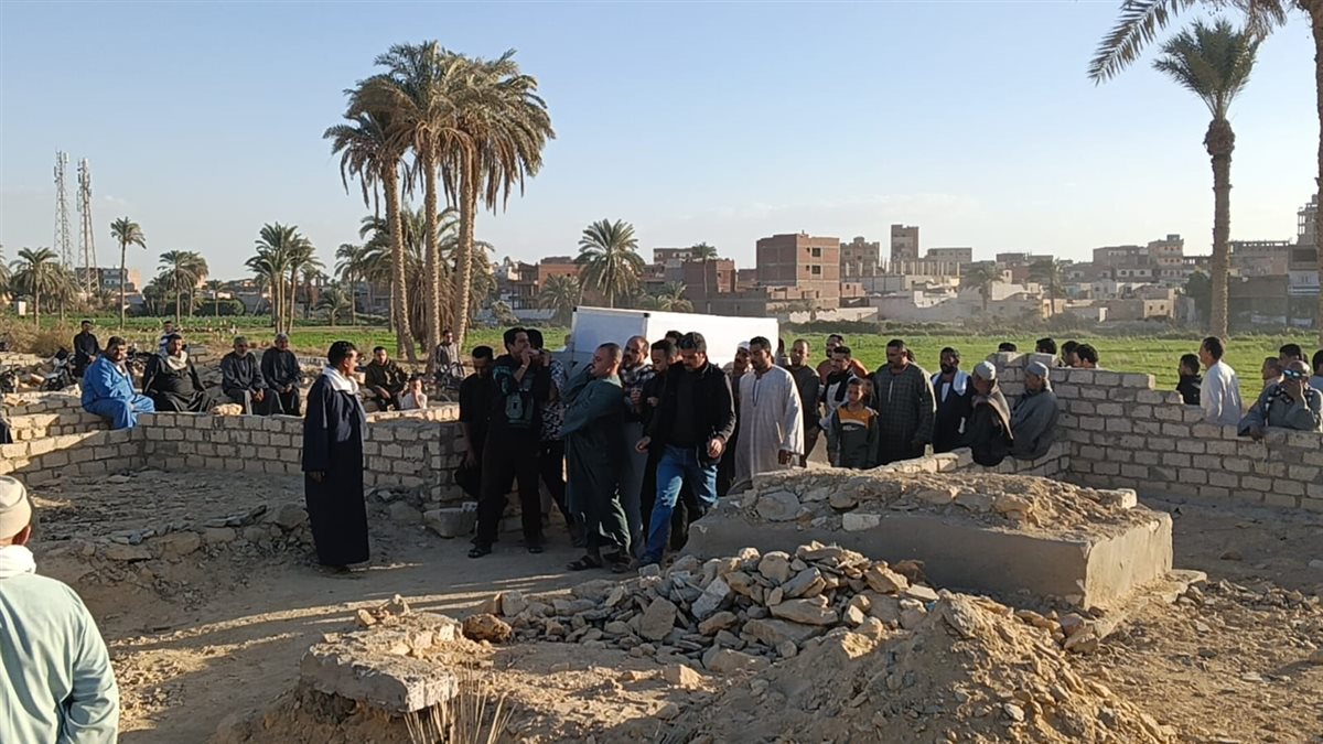 أهالى قرية الغرق بالفيوم يشيعون جثمان الشيخ نادى مؤذن مسجد السيدة زينب