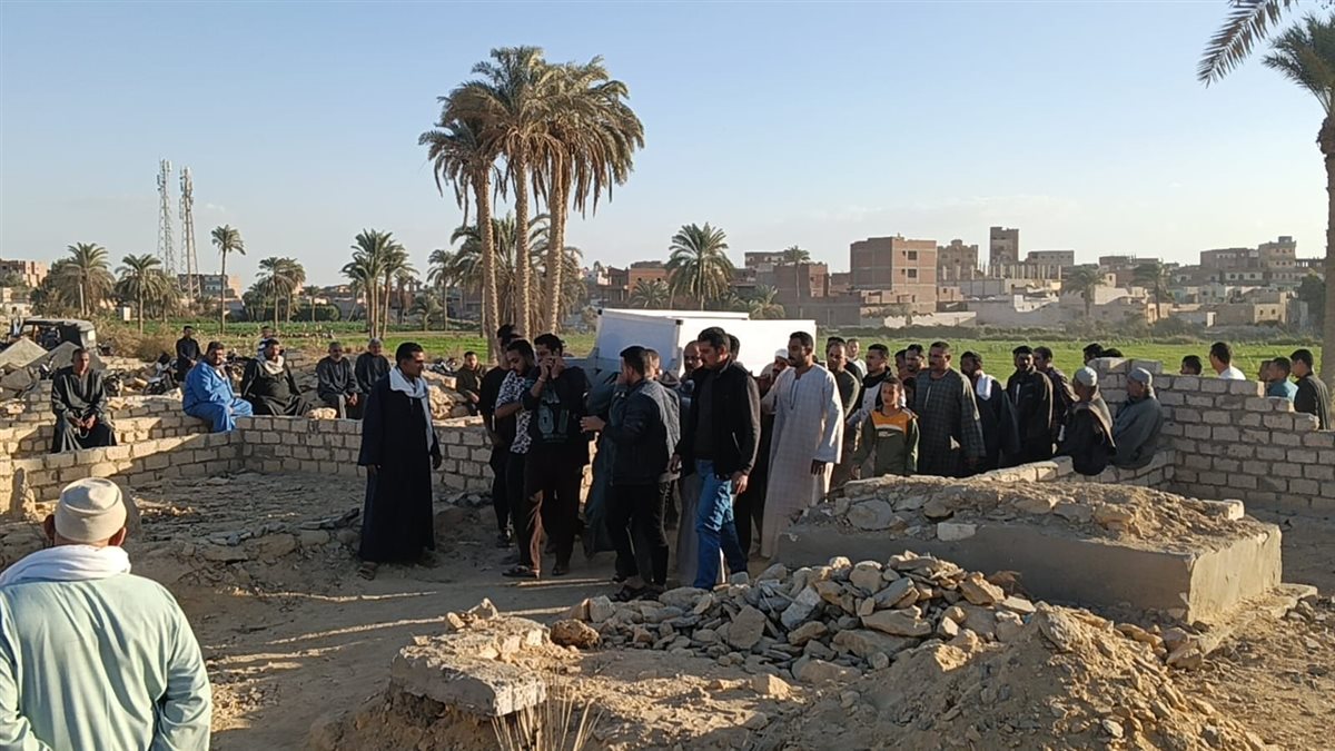 أهالى قرية الغرق بالفيوم يشيعون جثمان الشيخ نادى مؤذن مسجد السيدة زينب