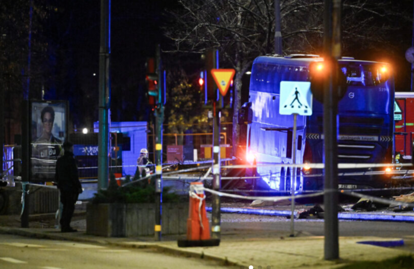 حادث تصادم حافلة بمحطة انتظار للمسافرين في السويد