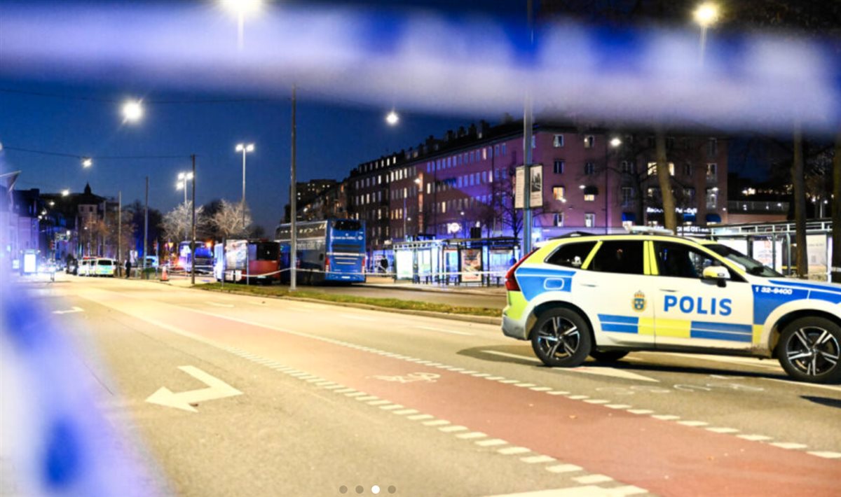 حادث تصادم حافلة بمحطة انتظار للمسافرين في السويد