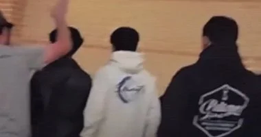 <strong>أمريكي يعتدي على مسلمين أثناء الصلاة</strong>