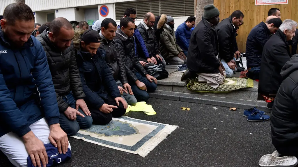 <strong>أمريكي يعتدي على مسلمين أثناء الصلاة</strong>