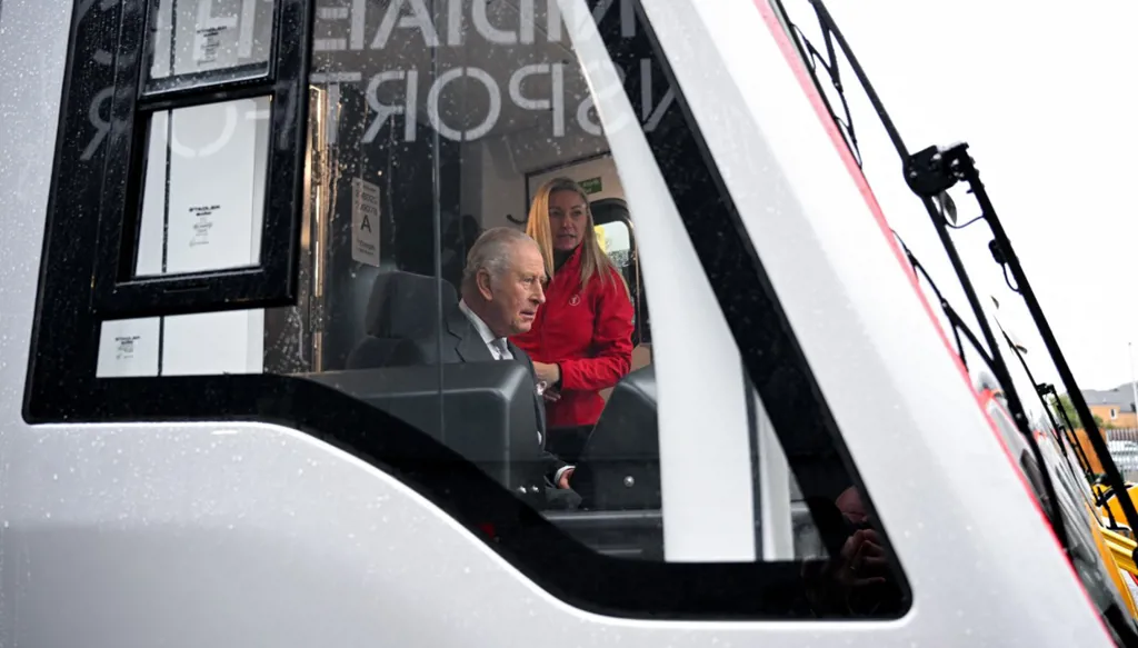 <strong>الملك تشارلز يقود ترامًا حديثًا </strong>