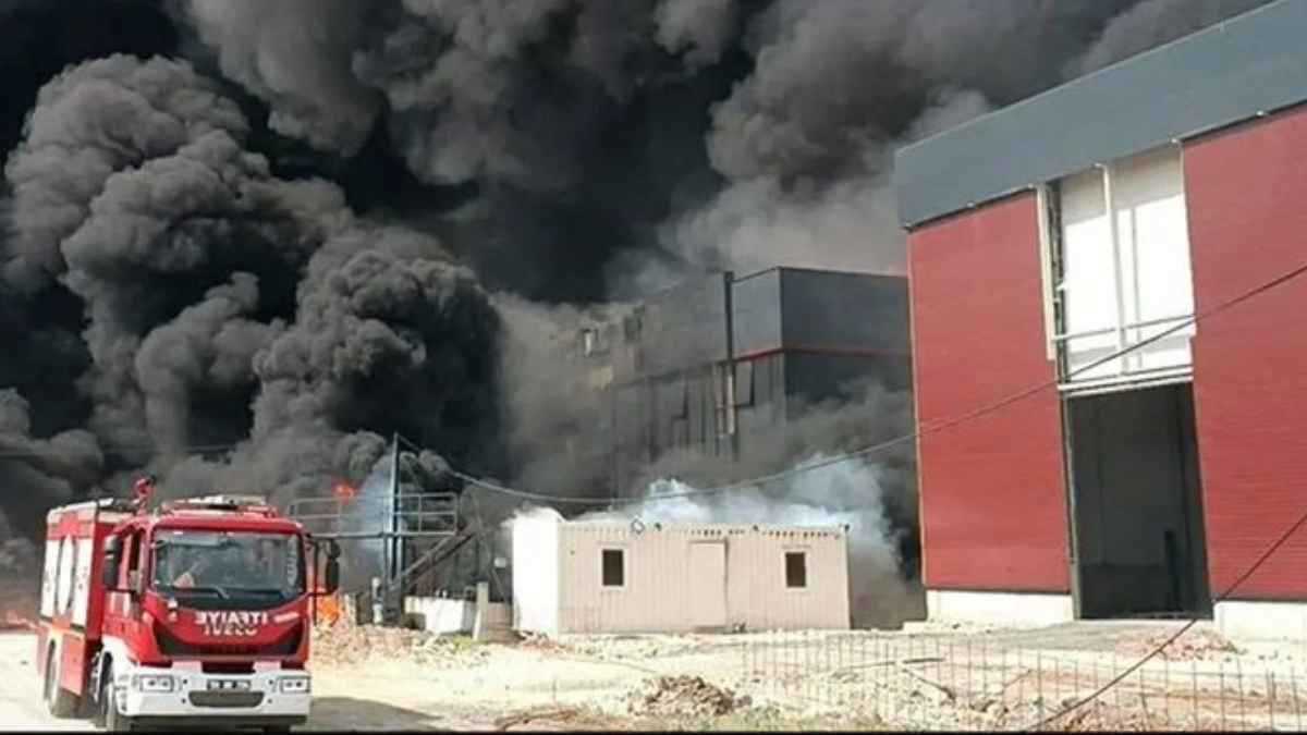 <strong>حريق هائل يلتهم مصنعًا في مورشة خورت الصناعية وسط إيران</strong>