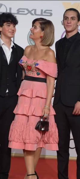 هنا شيحة مع نجليها