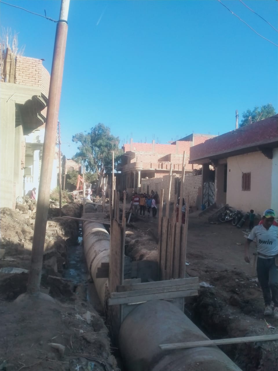 رئيس مركز ابشواى: إستكمال أعمال رصف 11 شارع بالإنترلوك وأعمال تغطية بالمواسير بشكشوك <br>