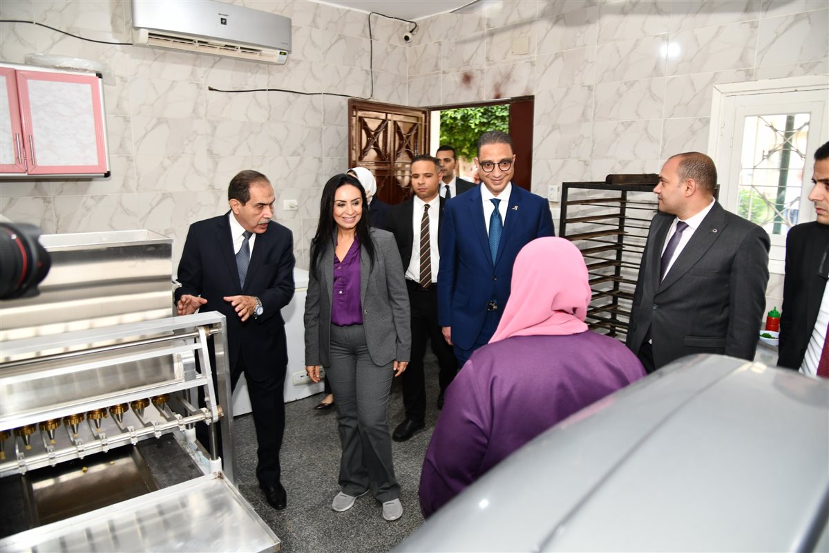 وزيرة التضامن ومحافظ الفيوم يتفقدان مشروع خدمة المرأة العاملة بالجمعية المصرية لحماية الأطفال بالحادقة