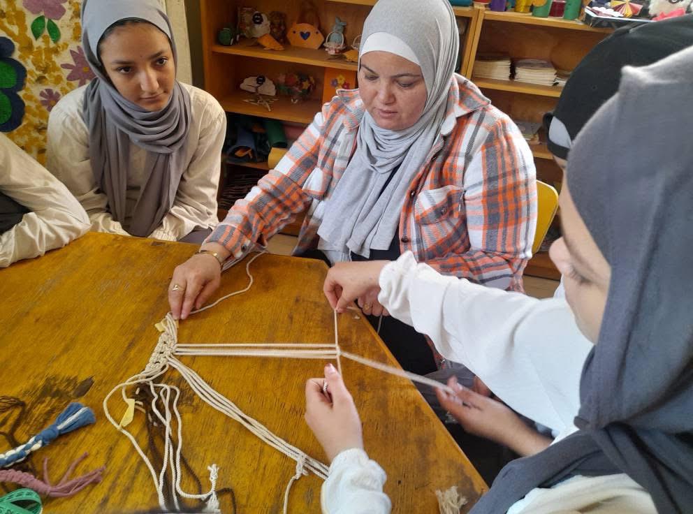 مكتبة الفيوم العامة تستقبل مدرسة الشهيدة منة الإعدادية بنات في يوم ثقافي متكامل