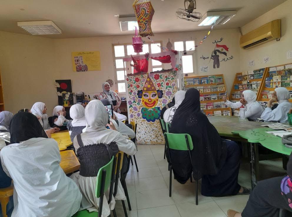 مكتبة الفيوم العامة تستقبل مدرسة الشهيدة منة الإعدادية بنات في يوم ثقافي متكامل