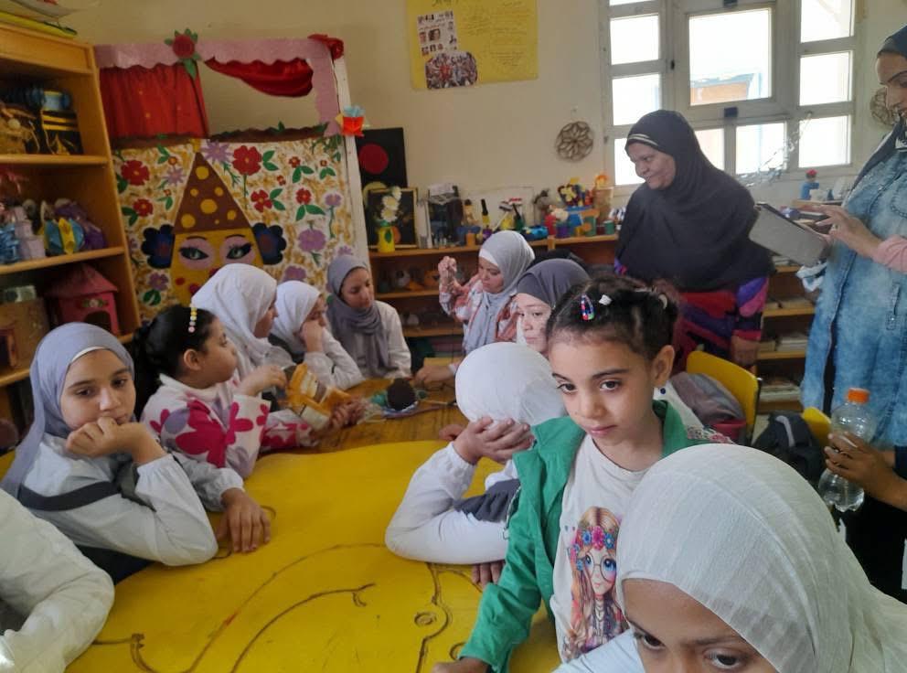 مكتبة الفيوم العامة تستقبل مدرسة الشهيدة منة الإعدادية بنات في يوم ثقافي متكامل