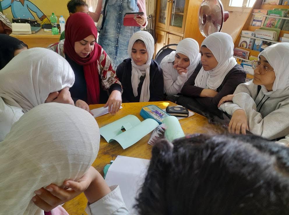 مكتبة الفيوم العامة تستقبل مدرسة الشهيدة منة الإعدادية بنات في يوم ثقافي متكامل
