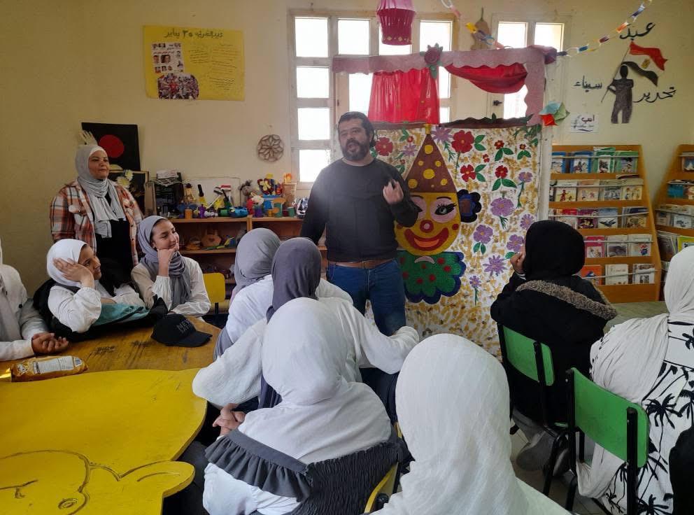 مكتبة الفيوم العامة تستقبل مدرسة الشهيدة منة الإعدادية بنات في يوم ثقافي متكامل