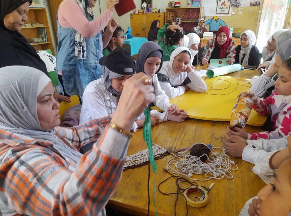 مكتبة الفيوم العامة تستقبل مدرسة الشهيدة منة الإعدادية بنات في يوم ثقافي متكامل