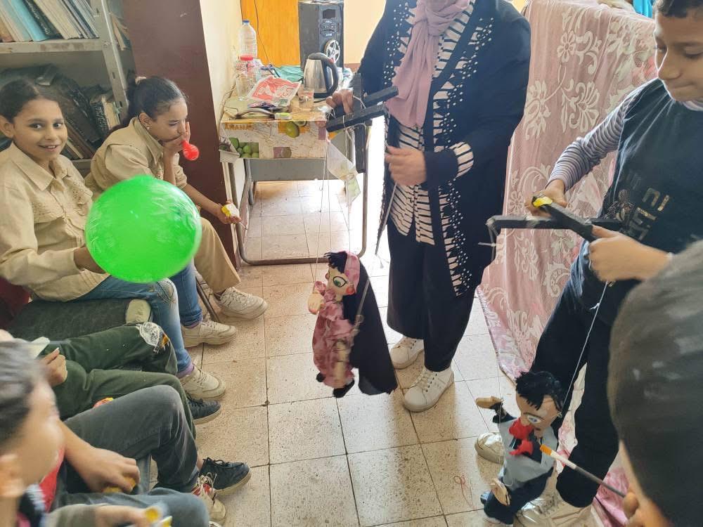 مكتبة الفيوم العامة تستقبل مدرسة الشهيدة منة الإعدادية بنات في يوم ثقافي متكامل