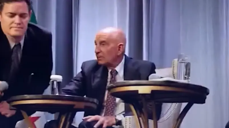 <strong>لقطة عفوية بين الشرع ودبلوماسي أمريكي</strong>