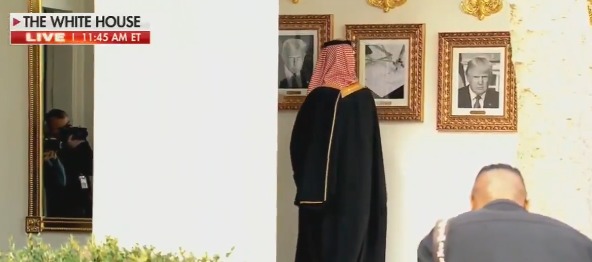 ترامب يضع صورة آلة كاتبة مكان صورة الرئيس الأمريكي السابق جو بايدن