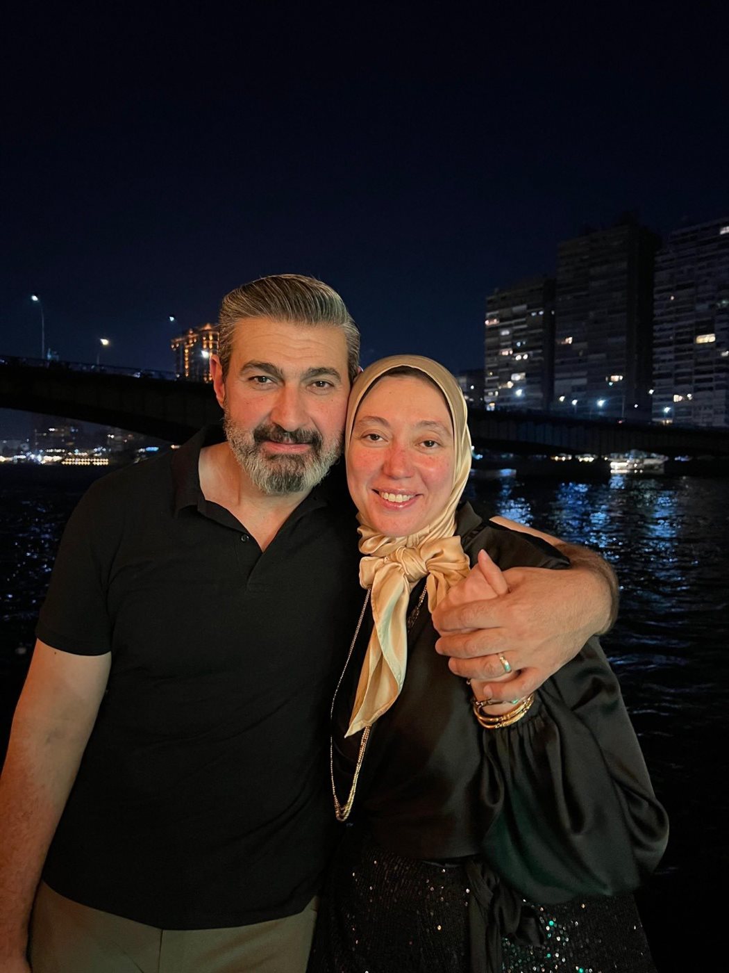 الفنان ياسر جلال يحتفل بعيد ميلاد زوجته