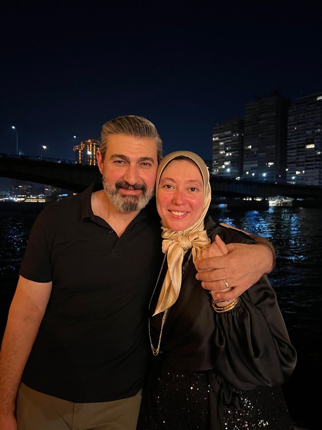 الفنان ياسر جلال يحتفل بعيد ميلاد زوجته